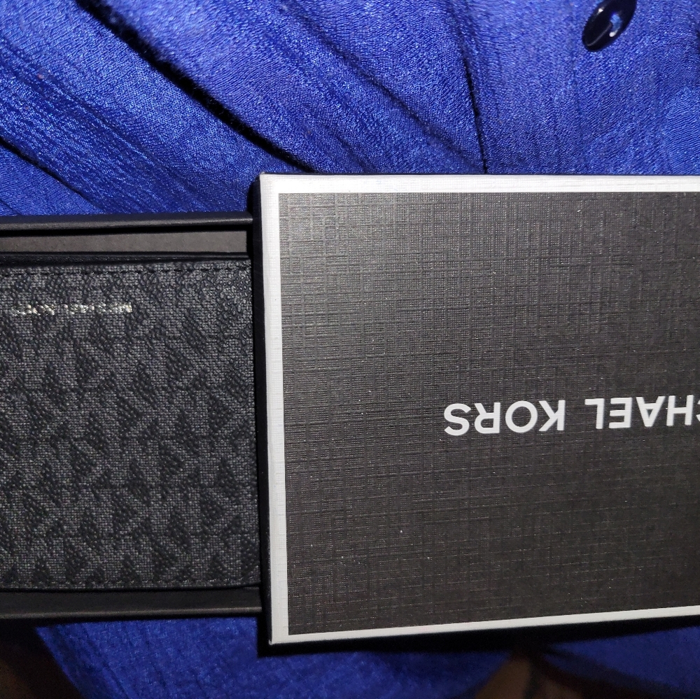 Micheal kors wallet NEW in box